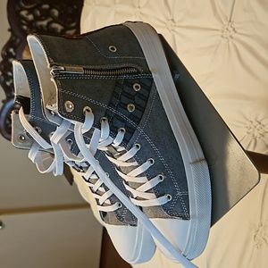 Men tennis shoes size 9.5 m width